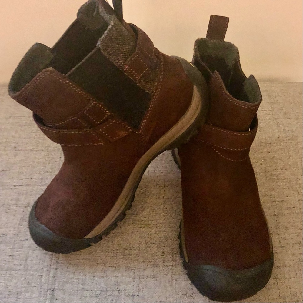 Keen faux suede pull on winter boot.
